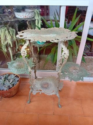 Mesa mesita auxiliar macetero modernista bronce.
