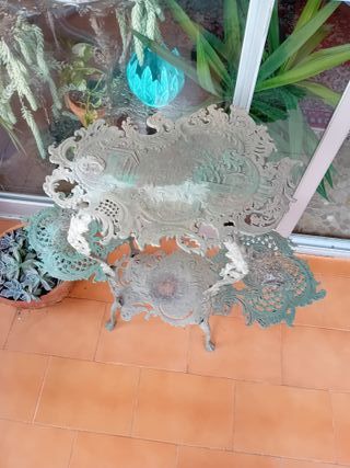 Mesa mesita auxiliar macetero modernista bronce.