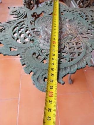 Mesa mesita auxiliar macetero modernista bronce.