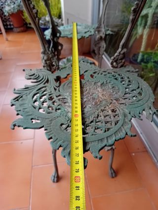 Mesa mesita auxiliar macetero modernista bronce.