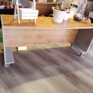 MESA CON RUEDAS Y FRENOS