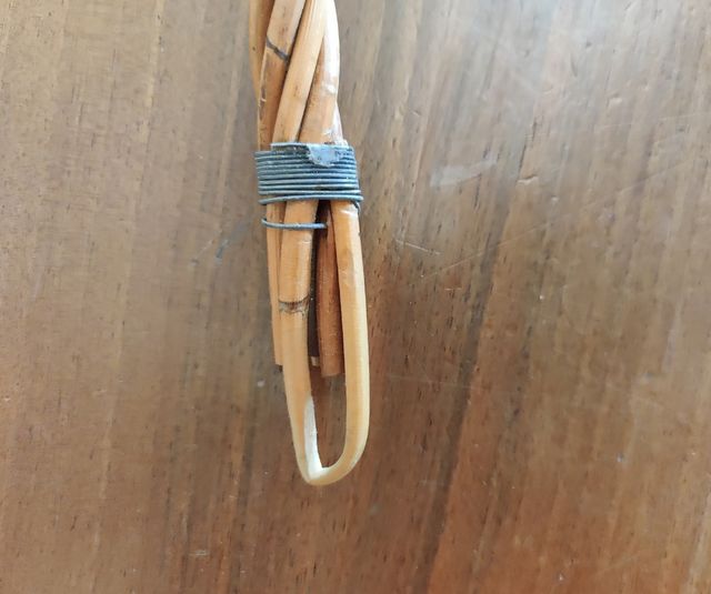 Vecchio battipanni intrecciato di bambù