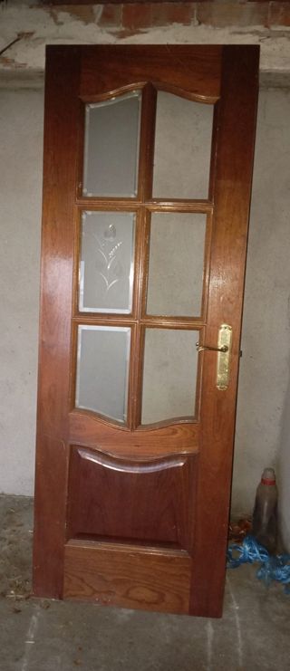 Puerta de madera maciza conmanilla dorad