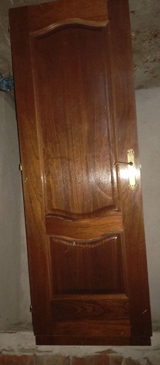 Puerta de madera maciza conmanilla dorad