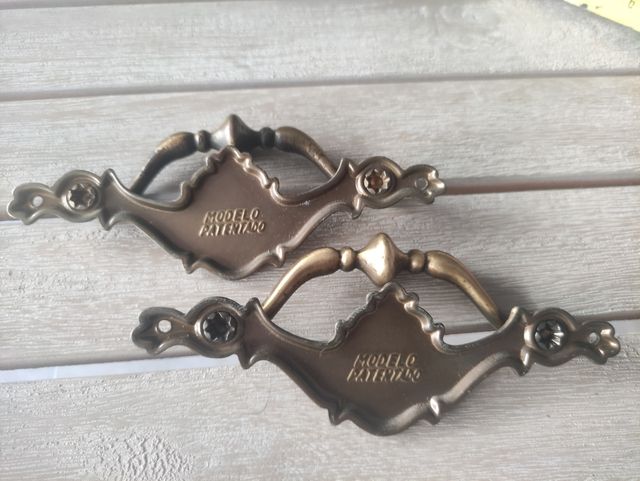 Tiradores antiguos de latón