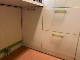 Cama alta/Litera. Escritorio, armario y estanteria