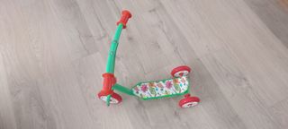 Monopatín tres ruedas