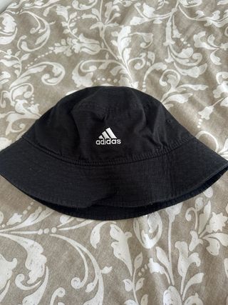 Sombrero Adidas tipo bucket negro