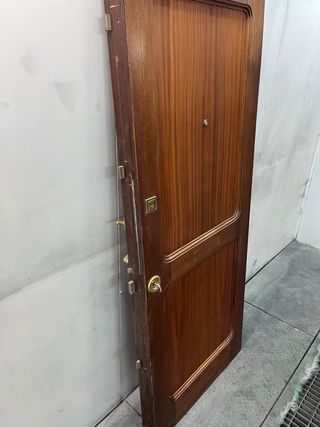 Puerta madera reforzada