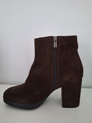 Botín Callaghan con tacón de color marrón