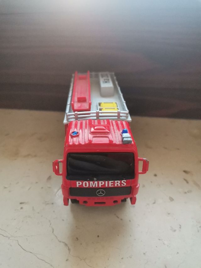 Mercedes benz camion pompieri francese