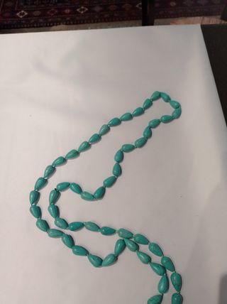 Collana di turchesi lunghissima.