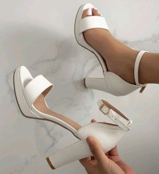 Zapatos sandalias blancos tacón
