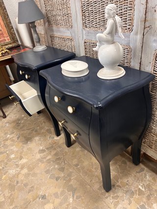 Preciosa y elegante mesa auxiliar con dos cajones