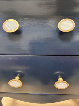 Preciosa y elegante mesa auxiliar con dos cajones