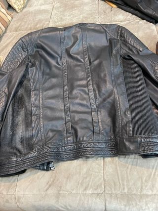 Chaqueta de cuero negra de Mango
