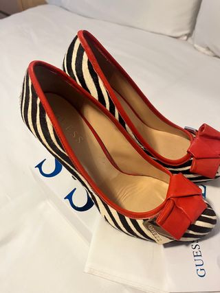 Zapatos guess talla 38 cebra rojo nuevos