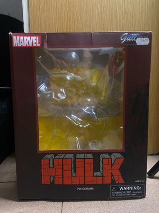 Red Hulk Gallery PVC Diorama Diamond Select Toys