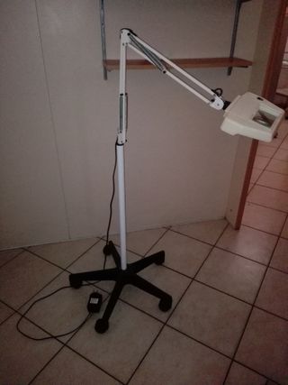 lampada con supporto ruote