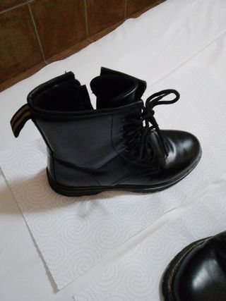 Botines de mujer negros estilo militar 