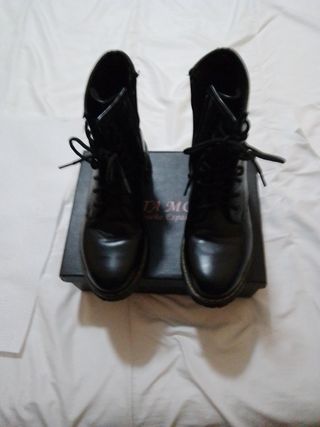 Botines de mujer negros estilo militar 
