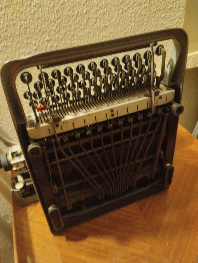 Maquina Escribir HispanoOlivettiLexico80