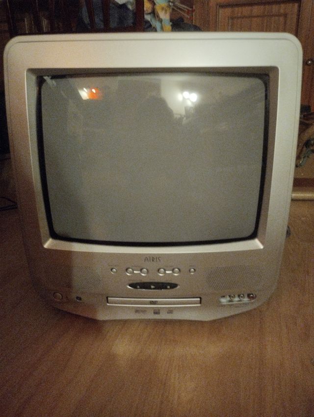 Televisor Airis con DVD. 50 €