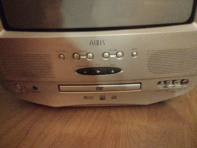 Televisor Airis con DVD. 50 €