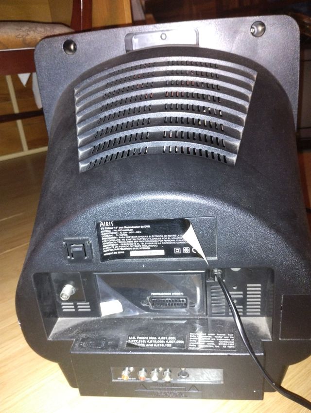 Televisor Airis con DVD. 50 €