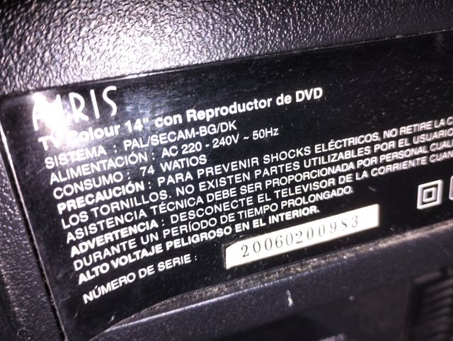 Televisor Airis con DVD. 50 €