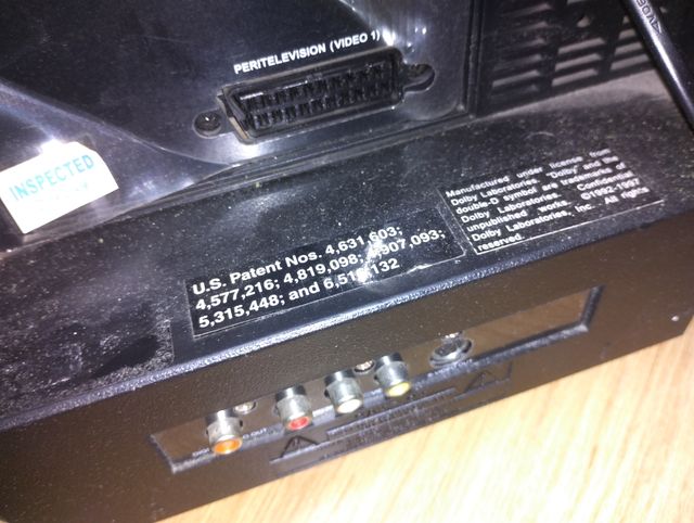 Televisor Airis con DVD. 50 €