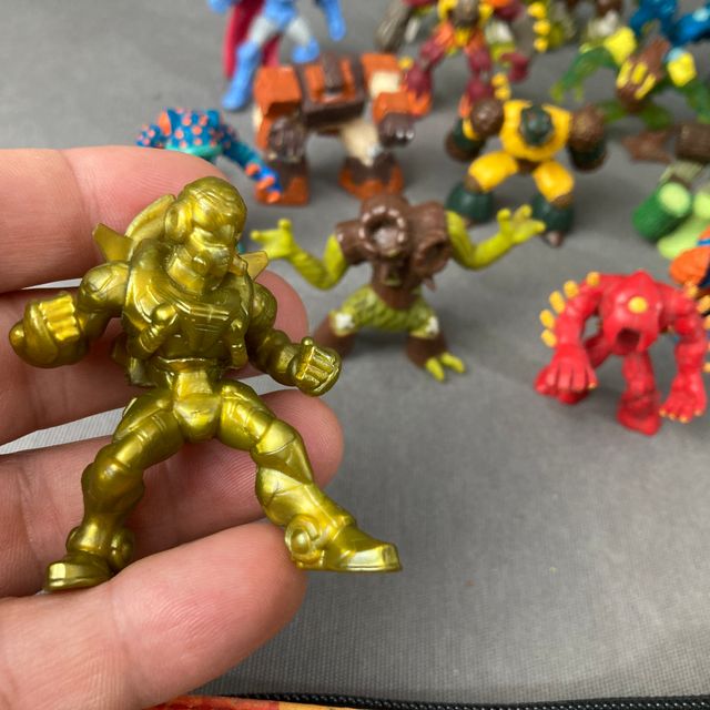 GORMITI | Lote de 19 figuras y estuche