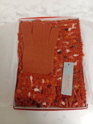 Bufanda con guantes de señora