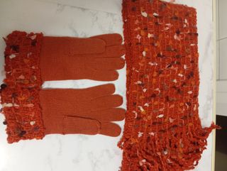 Bufanda con guantes de señora