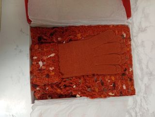 Bufanda con guantes de señora