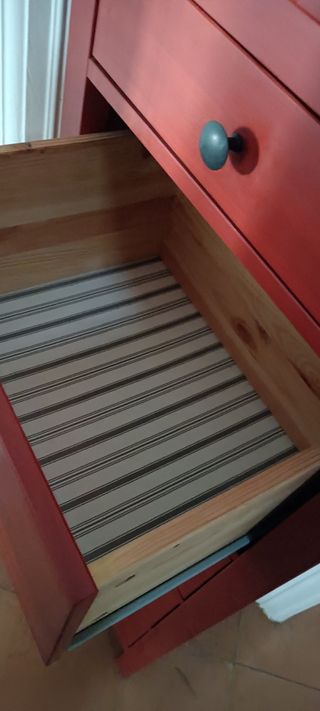 Cassettiera alta rossa