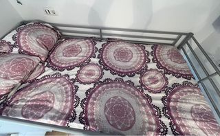 Cama elevada y escritorio