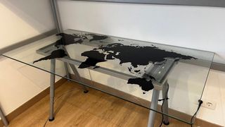 Cama elevada y escritorio