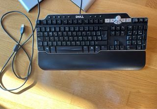 Monitor de ordenador y teclado