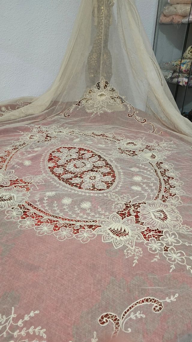 Colcha encaje bordada y con calados