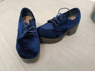 Mocasines de antelina azules. Tacón alto 