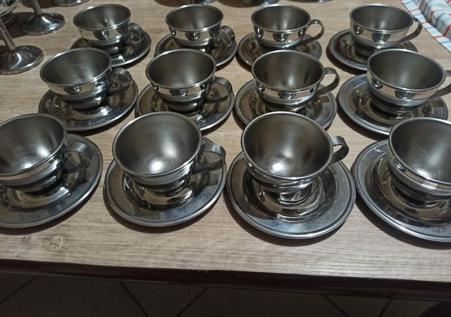 Set da 12 tazzine in acciaio con piattin
