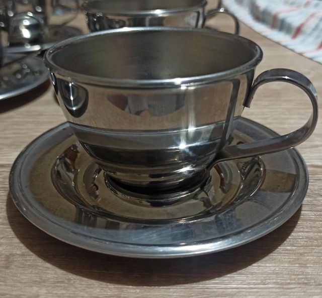 Set da 12 tazzine in acciaio con piattin