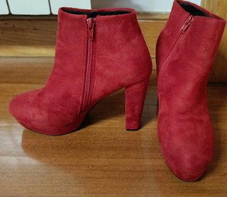 Botines rojos de tacón.