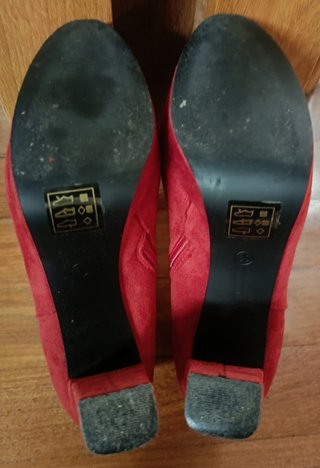 Botines rojos de tacón.