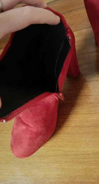 Botines rojos de tacón.