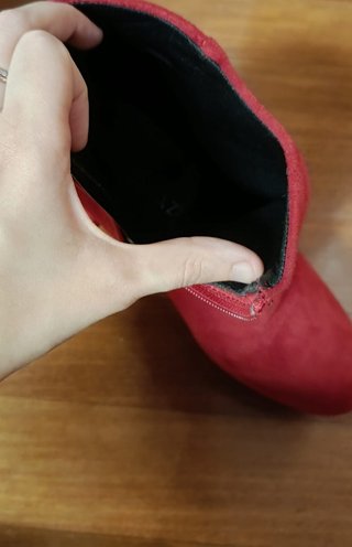 Botines rojos de tacón.