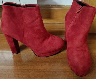 Botines rojos de tacón.