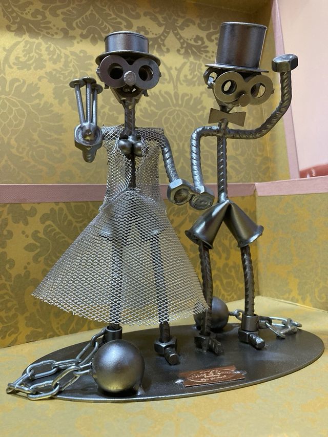 Colleccion de figuras de acero.