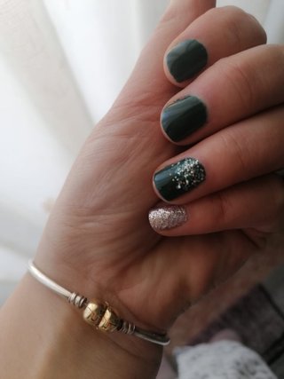 Manicura y pedicura semipermanente